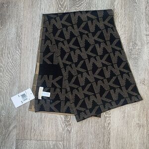 New nwt Michael kors Mk reversible scarf black and tan